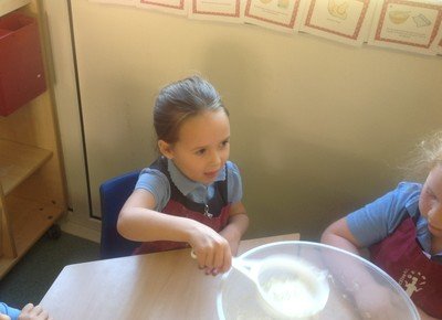 Hunie is rinsing (sifting)
the flour - Lilly