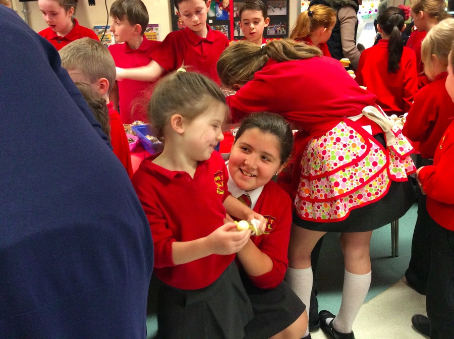 Niamh helps her sister Clara chose a delicious treat.