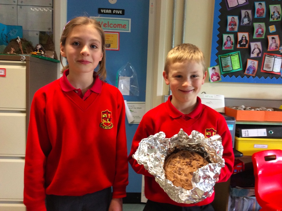 Alister in P.5D won Lucy's delicious chocolate cake.