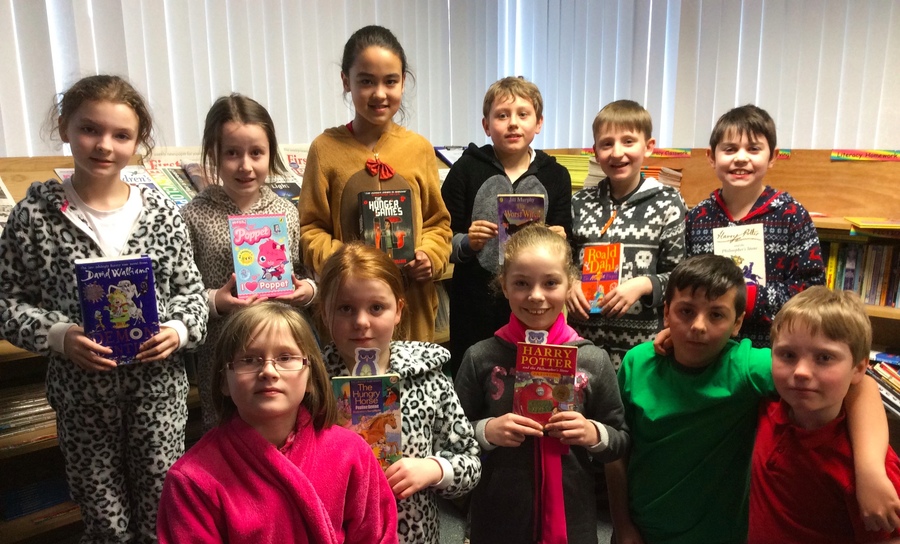 P.6T share their favourite books with their peers.