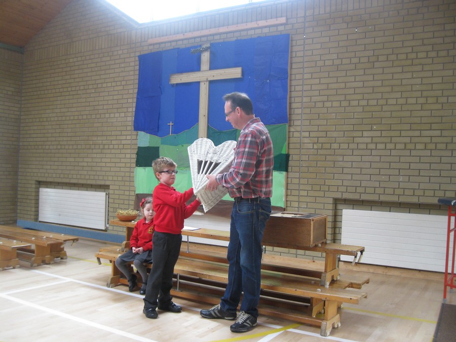 Ethan and Chloe help Joe to demonstrate how the homing pigeons are released.