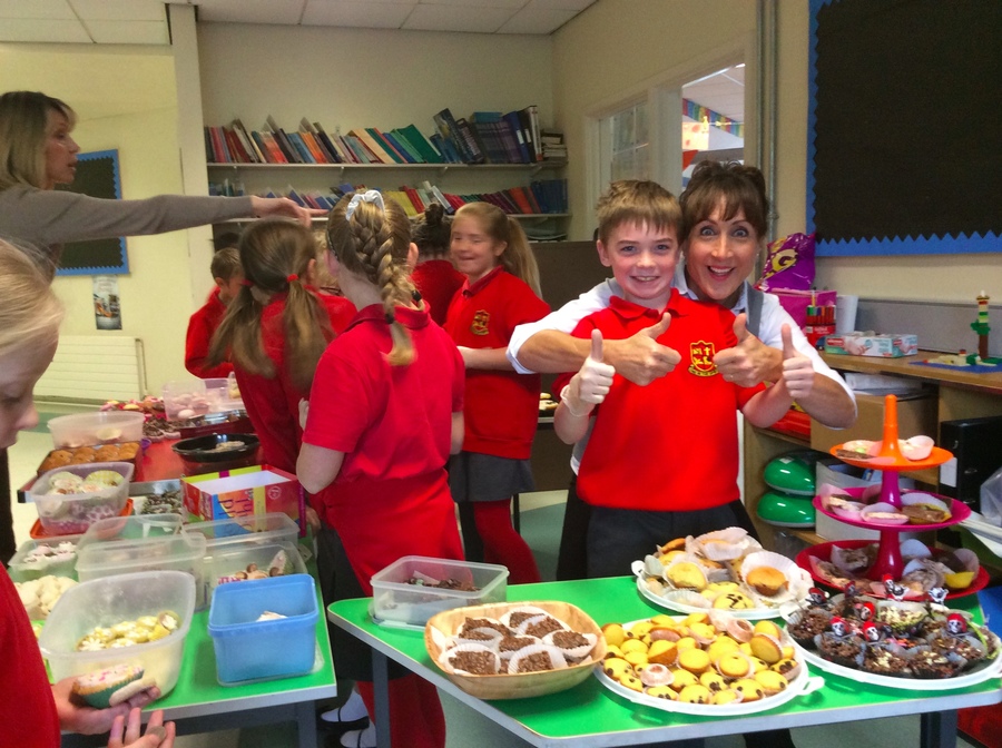 That's it Connor thumbs up! - Mrs Loy adds her enthusiasm and expertise in the P.6 area. That's it Connor thumbs up! - Mrs Loy adds her enthusiasm and expertise in the P.6 area.