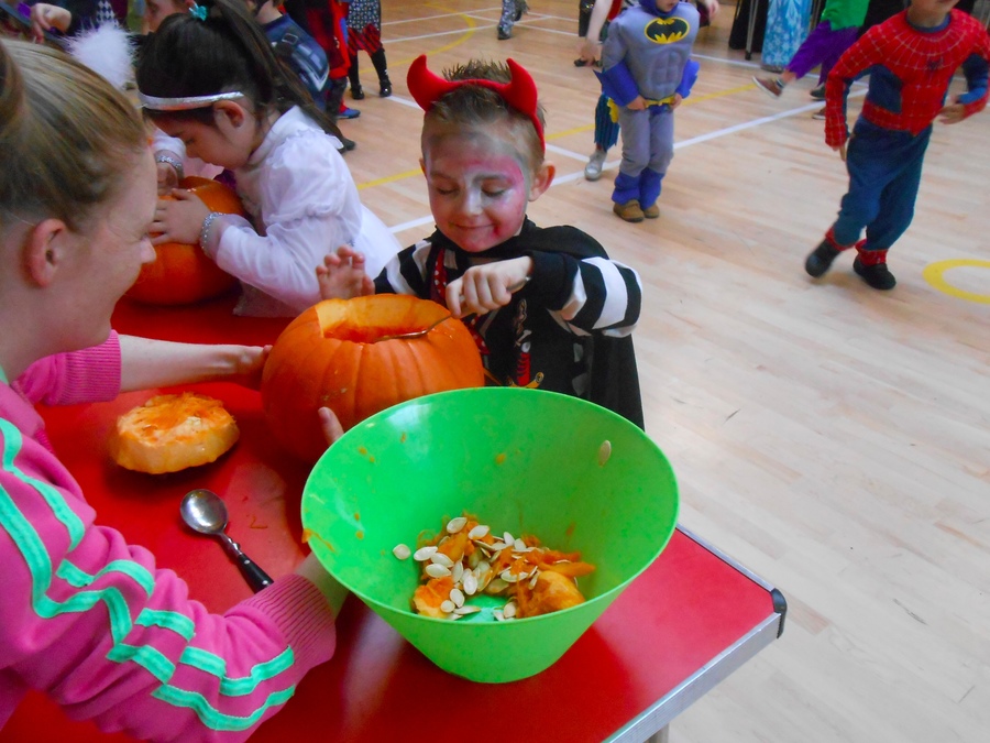 Kalem from P.1 has fun scooping out the pumpkin!