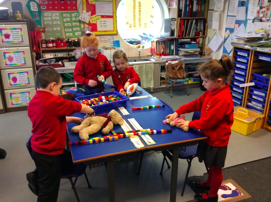 P.2W: Jude, Lacey, Blossom and Courtney are measuring the length of their teddies in cubes