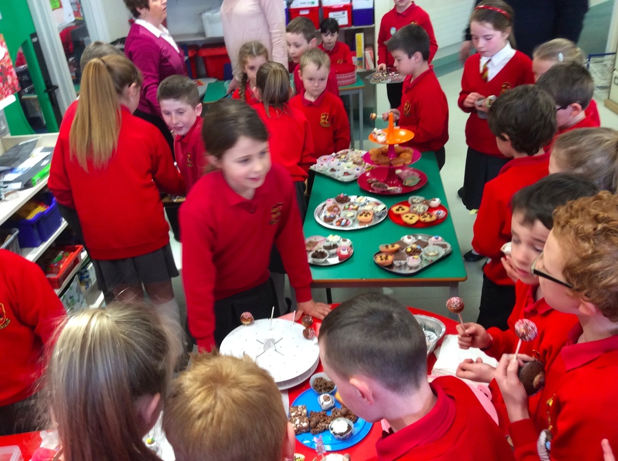 Rose, Jamie, Noa and Harry are busy selling!