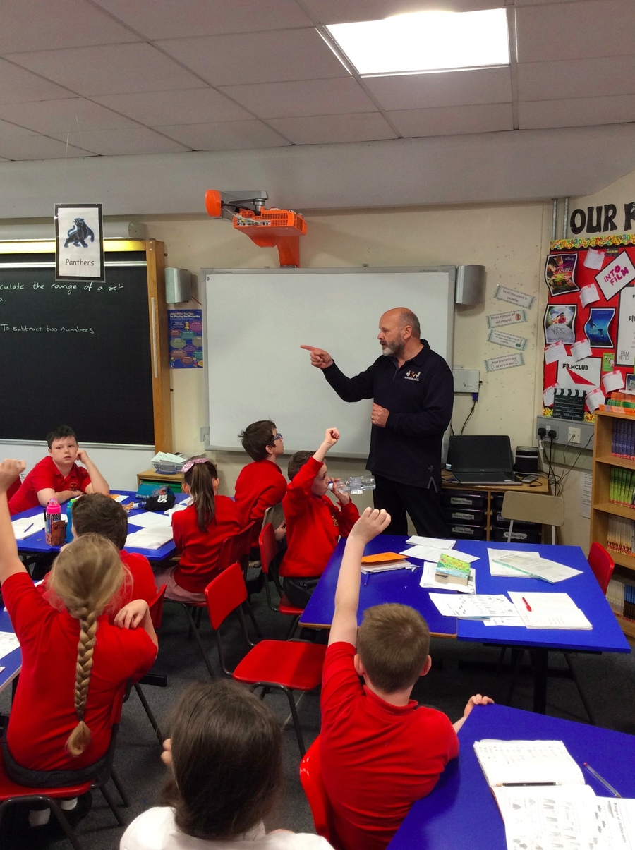 David tells P.6S how pleased he is with all of the articles they have written and their comments.  P.6S ask lots of questions about what makes a good article for the NewsDesk.