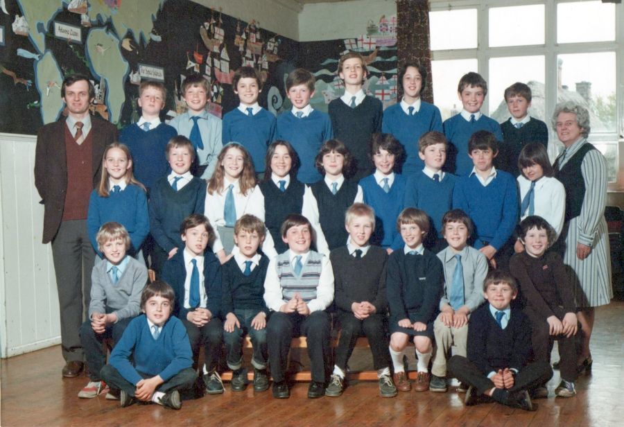 Class photo above taken in 1983, kindly provided by Sarah Thomas of Abbotsley