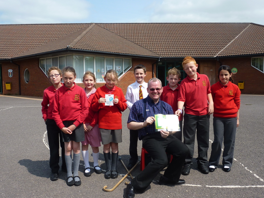David McKay, from Tescos, presents P.6 pupils with a certificate and gift card for raising over £200 at the big step challenge for Diabetes UK.